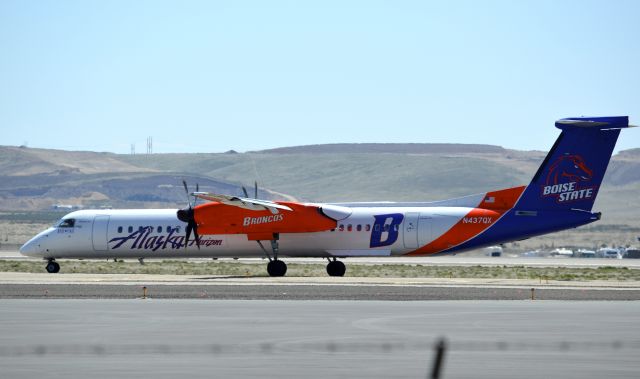 de Havilland Dash 8-400 (N437QX)