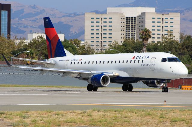 Embraer 170/175 (N613CZ)