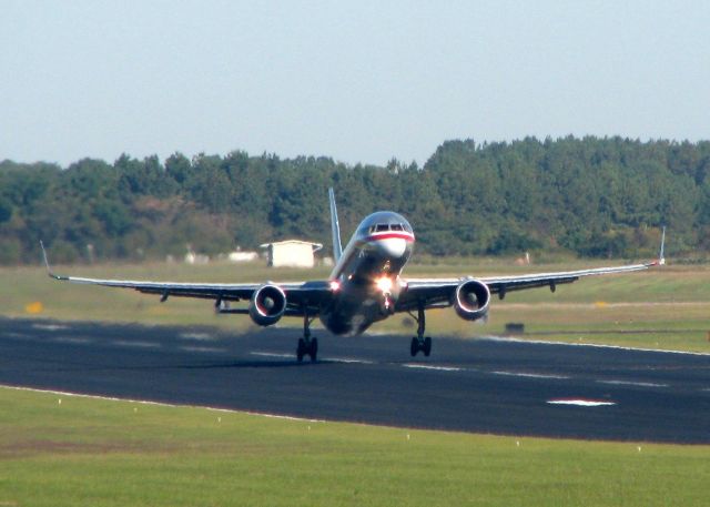 Boeing 757-200 (N689AA) - Lifting off of runway 14 at the Shreveport Regional airport.