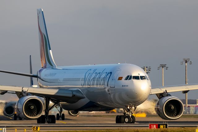 Airbus A330-300 (4R-ALQ)