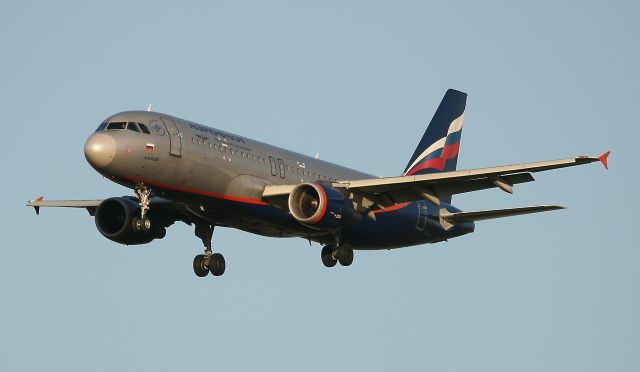 VP-BWD — - Airbus A320-214 de la compagnie Aéroflot en approche courte de la piste 08R/26L de l aéroport de Roissy Charles De Gaulle (CDG-LFPG), en provenance de Moscou Sheremetyevo (SVO-UUEE).