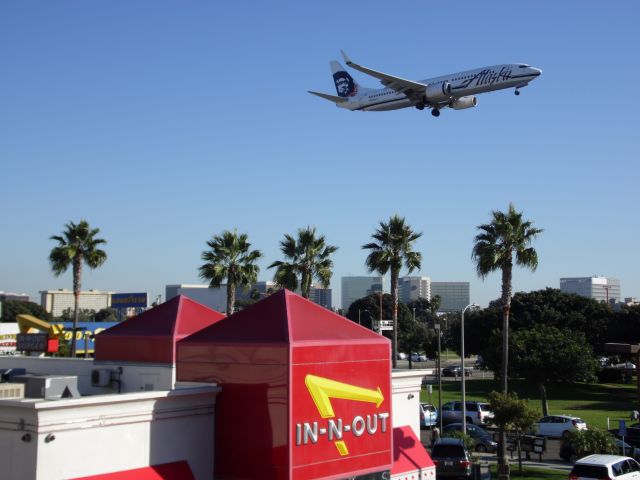 Boeing 737-800 (N586AS)