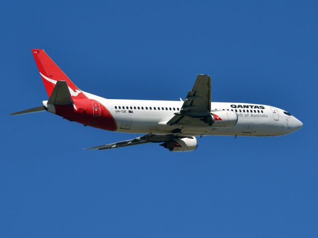 BOEING 737-400 (VH-TJE) - Getting airborne off runway 23. Thursday 12th April 2012.