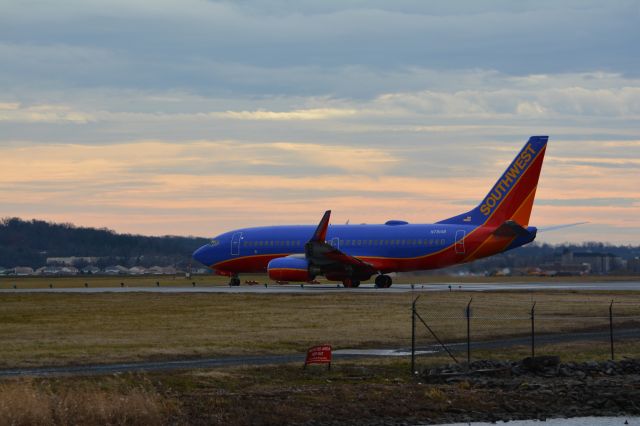 Boeing 737-700 (N7814B)