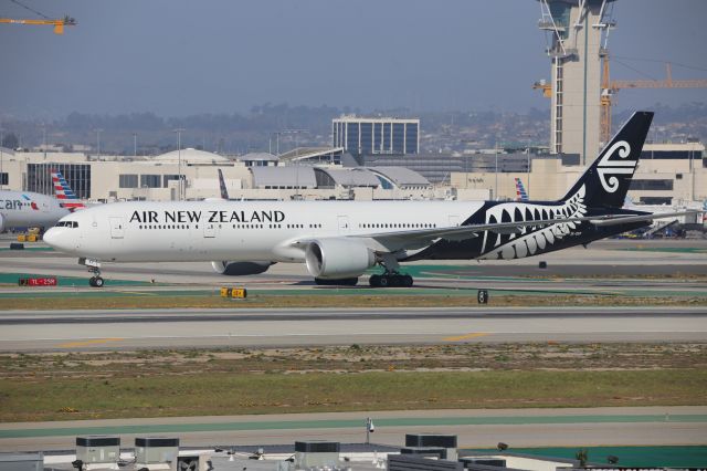 BOEING 777-300ER (ZK-OKP)