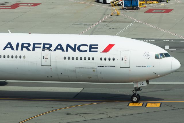 BOEING 777-300ER (F-GSQG)