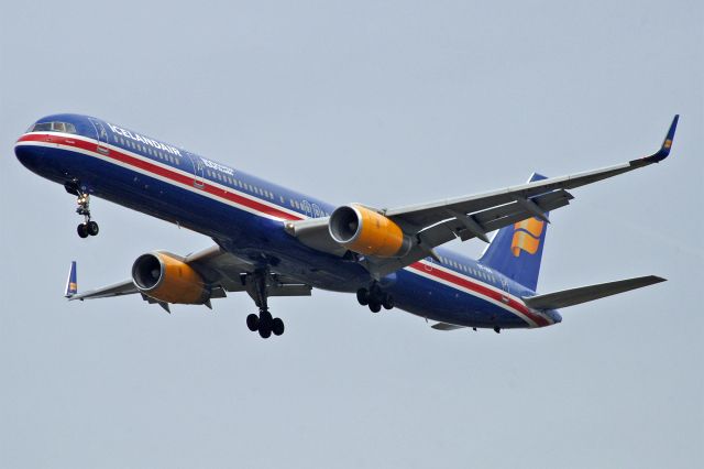 BOEING 757-300 (TF-ISX) - Boeing 757-3E7, Icelandair, TF-ISX, 14.Oct.2022, EGLL London Heathrow, Waye Ave Park