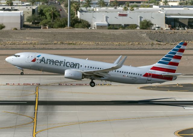 Boeing 737-800 (N934NN)