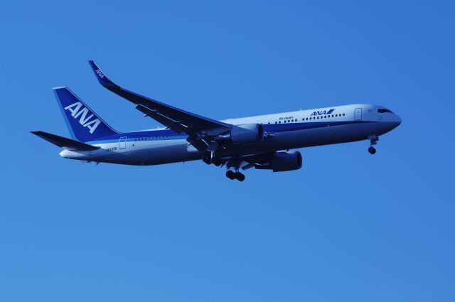 BOEING 767-300 (JA625A) - Final Approach to NRT Airport Runway 34L on 2011/12/12