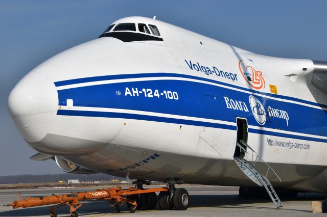 Antonov An-124 Ruslan (RA-82081) - foto scattata da dentro l'aeroporto