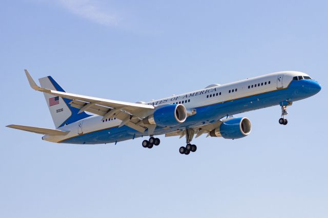 Boeing 757-200 (09-0016) - "Air Force One" about to land at John Wayne airport with the President on board.