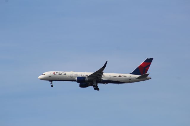 Boeing 757-200 (N711ZX) - Delta 1736 Coming in from the ATL! Taken at Red Bank park in New Jersey!