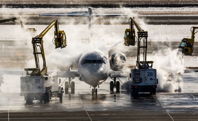 Boeing 717-200 — - This is a shot of a Delta 717 going through the de-icing process at Detroit Metropolitan Airport on February 14th, 2016. 