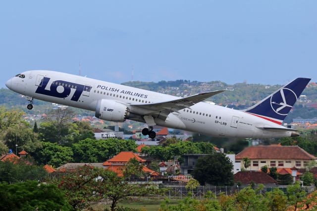 Boeing 787-8 (SP-LRB)