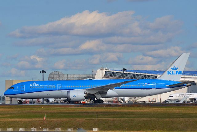 Boeing 787-9 Dreamliner (PH-BHA) - I took this picture on Dec 01, 2020.br /KL862/01  NRT-AMS