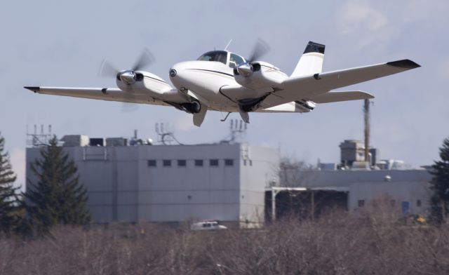 Beechcraft Baron (58) (N525T)