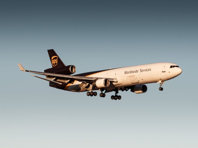 Boeing MD-11 (N296UP) - Taken on final at KDFW from Founder’s Plaza