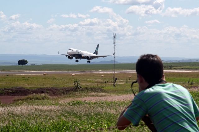 Embraer ERJ-190 —