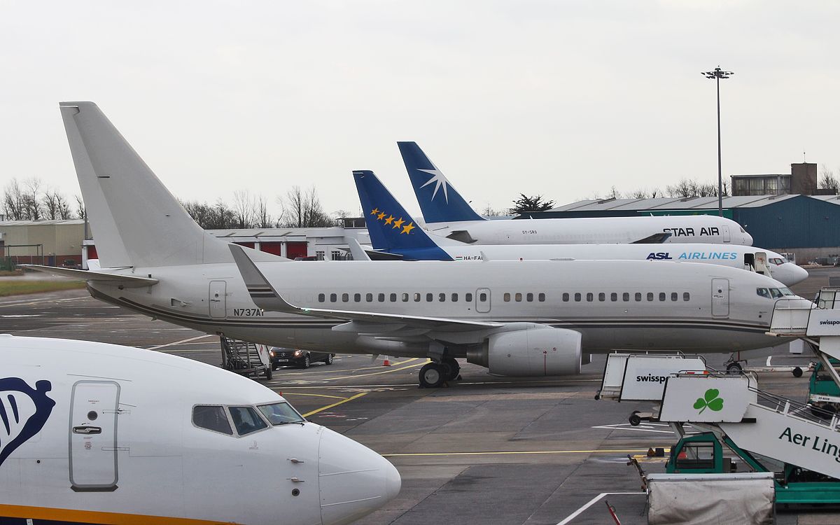 Boeing 737-700 (N737AT) - n737at b737-7hj bbj at shannon 25/1/17.