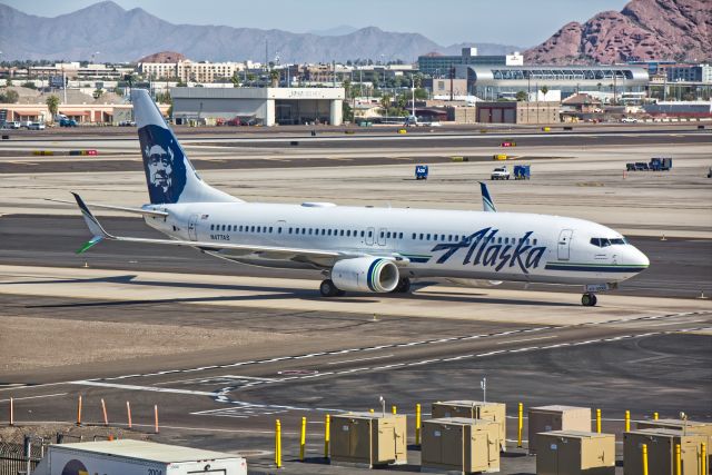 Boeing 737-900 (N477AS)