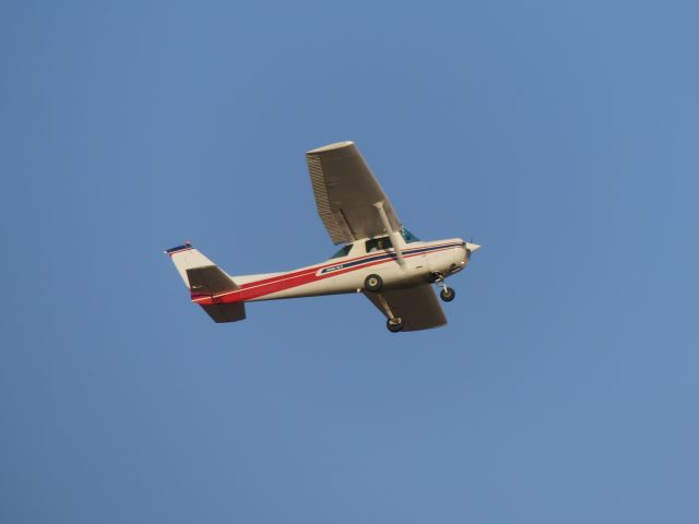 Cessna 152 (N4707L) - A local flight school Cessna 152 training flight at 7 pm on a summer evening. Doing touch and goes on runway 20 at Sacramento Executive Airport. Serial number 15284222. Taken from the south hangars. 7/29/24