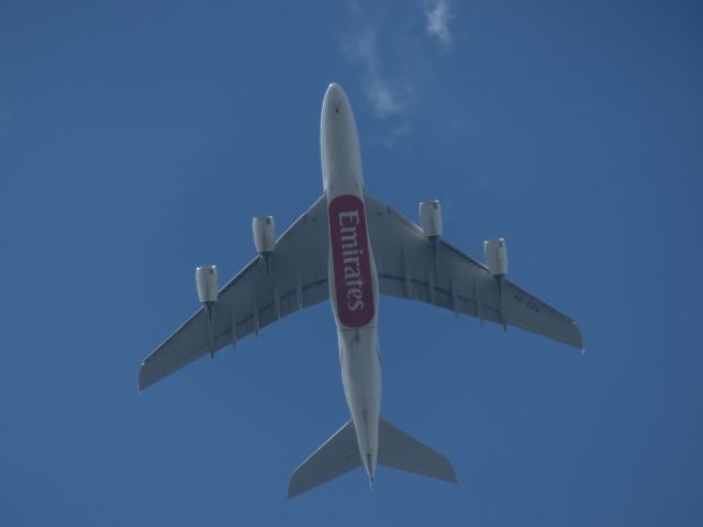 Airbus A380-800 (A6-EDU) - מעל שכונת סטמפורד היל בלונדון