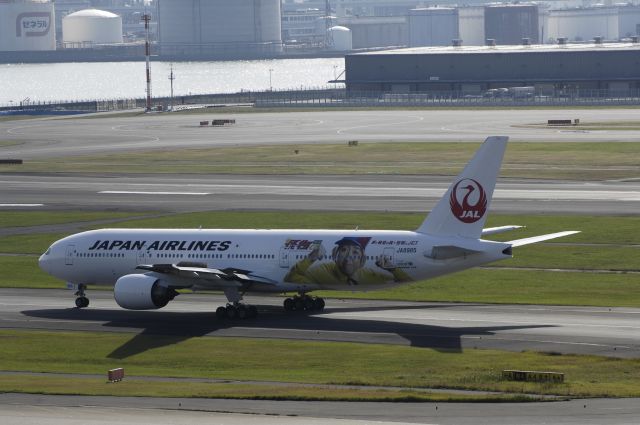 Boeing 777-200 (JA8985) - at HND Airport on 2011/11/01 Kaibuthukunn c/s(movie Campaign)