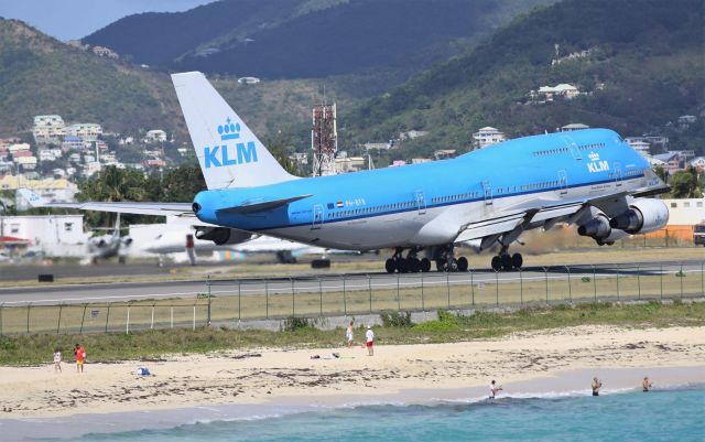 Boeing 747-400 (PH-BFB) - KLM departing St Maarten for Curacao.