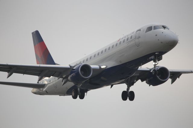 EMBRAER 175 (long wing) (N301SY)