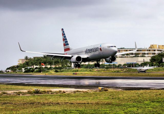 Boeing 737-800 (N964NN)