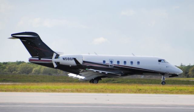 Canadair Challenger 350 (N586FX)