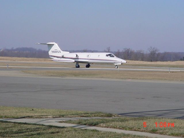 Learjet 25 (N688GS) - Taxiing to rwy 27 on 1/5/2010