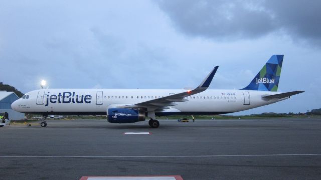 Airbus A321 (N913JB)