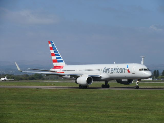 Boeing 757-200 (N935UW)