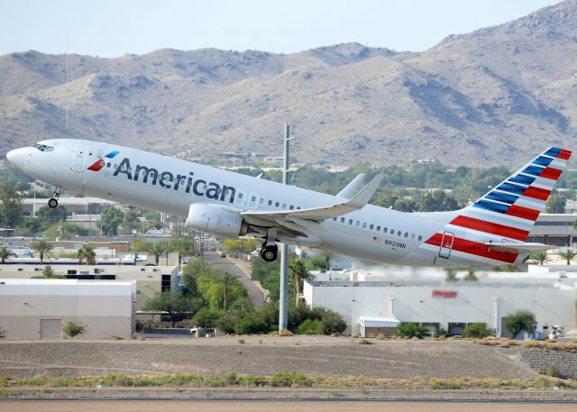 Boeing 737-800 (N923NN)