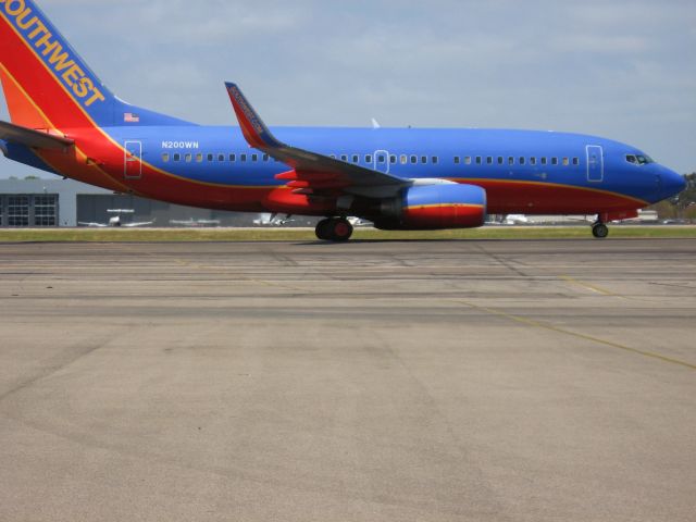 Boeing 737-700 (N200WN) - TAXIING TO GATE AFTER LANDING