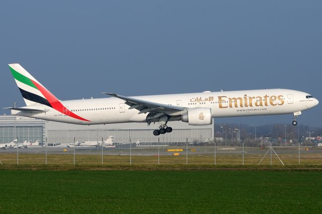 BOEING 777-300ER (A6-EGG)