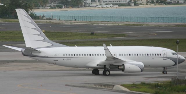 Boeing 737-700 (M-URUS)