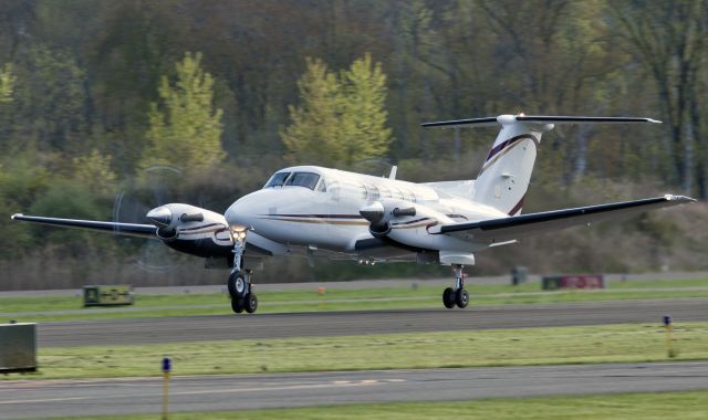 Beechcraft Super King Air 200 (N351CB) - Take off RW26.