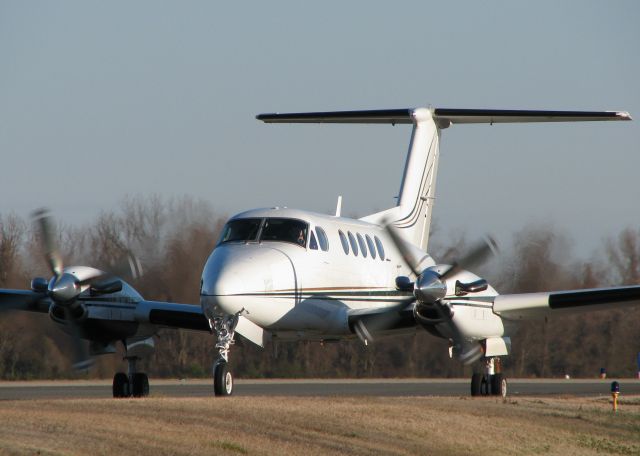 Beechcraft Super King Air 200 (N786DD) - Taxiing to runway 14 at the Downtown Shreveport airport.