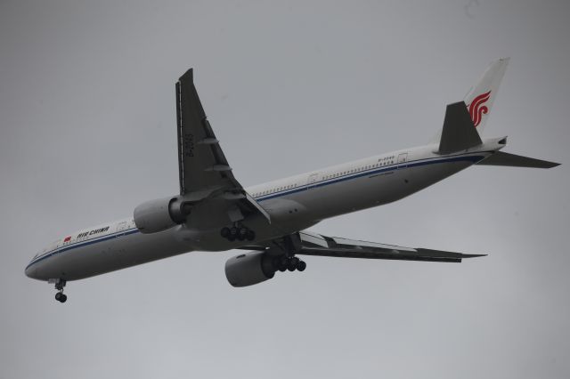 BOEING 777-300ER (B-2045)