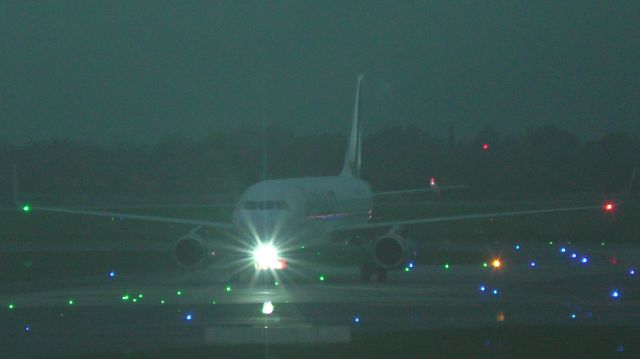Airbus A320 (LV-KFX) - Inbound from SAZN. The shot was partially ruined by my camera's flashlight.