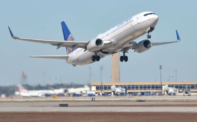 Boeing 737-900 (N37465)