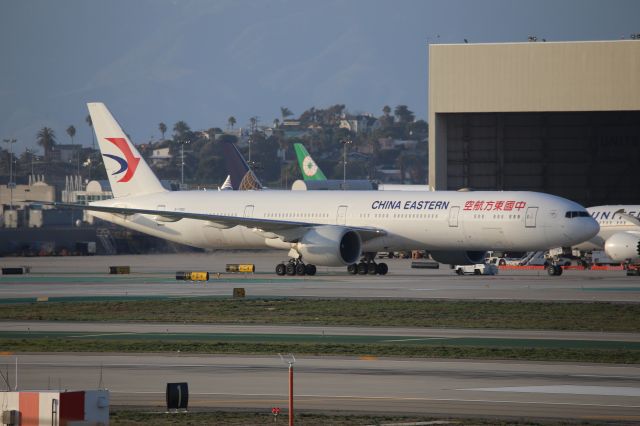 BOEING 777-300 (B-7365)