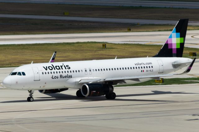 Airbus A320 (XA-VLS) - Taxiing to 13R