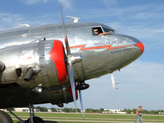 Douglas DC-3 (N17334)