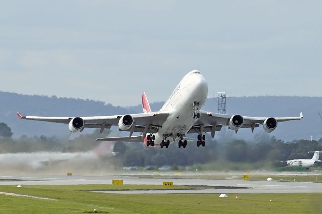 Boeing 747-400 (VH-OEB) - Boeing 747-48E Qantas VH-OEB dep rwy 21 YPPH 050818.