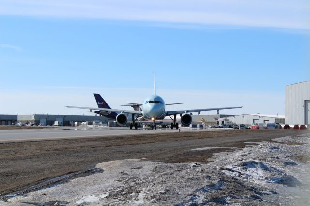 Airbus A319 (C-FYJI) - Taxiing to Runway 25