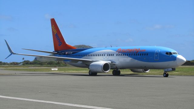 Boeing 737-800 (C-FLZR)