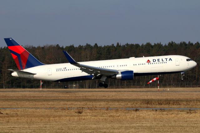 BOEING 767-300 (N183DN)